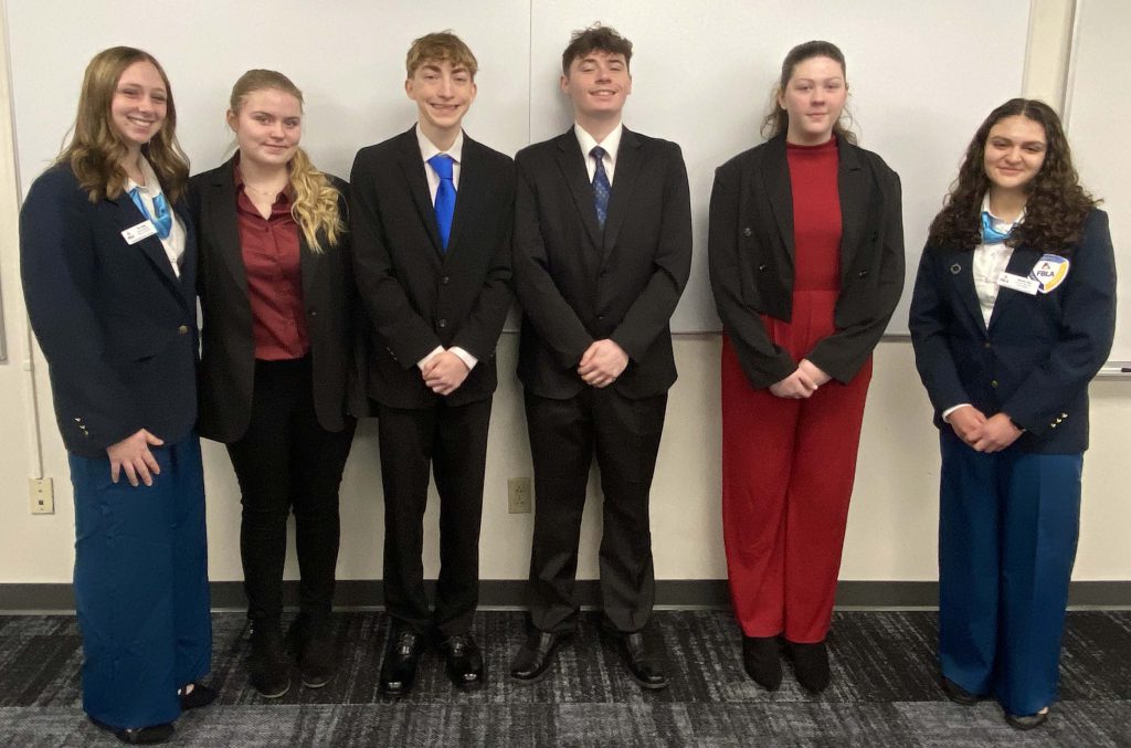 6 members of the SSCS FBLA chapter